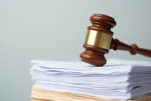 Richterhammer liegt auf Stapel Dokumente