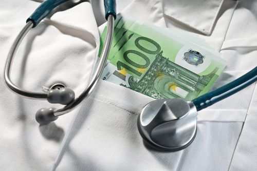 Stethoskop und Hunderteuroscheine